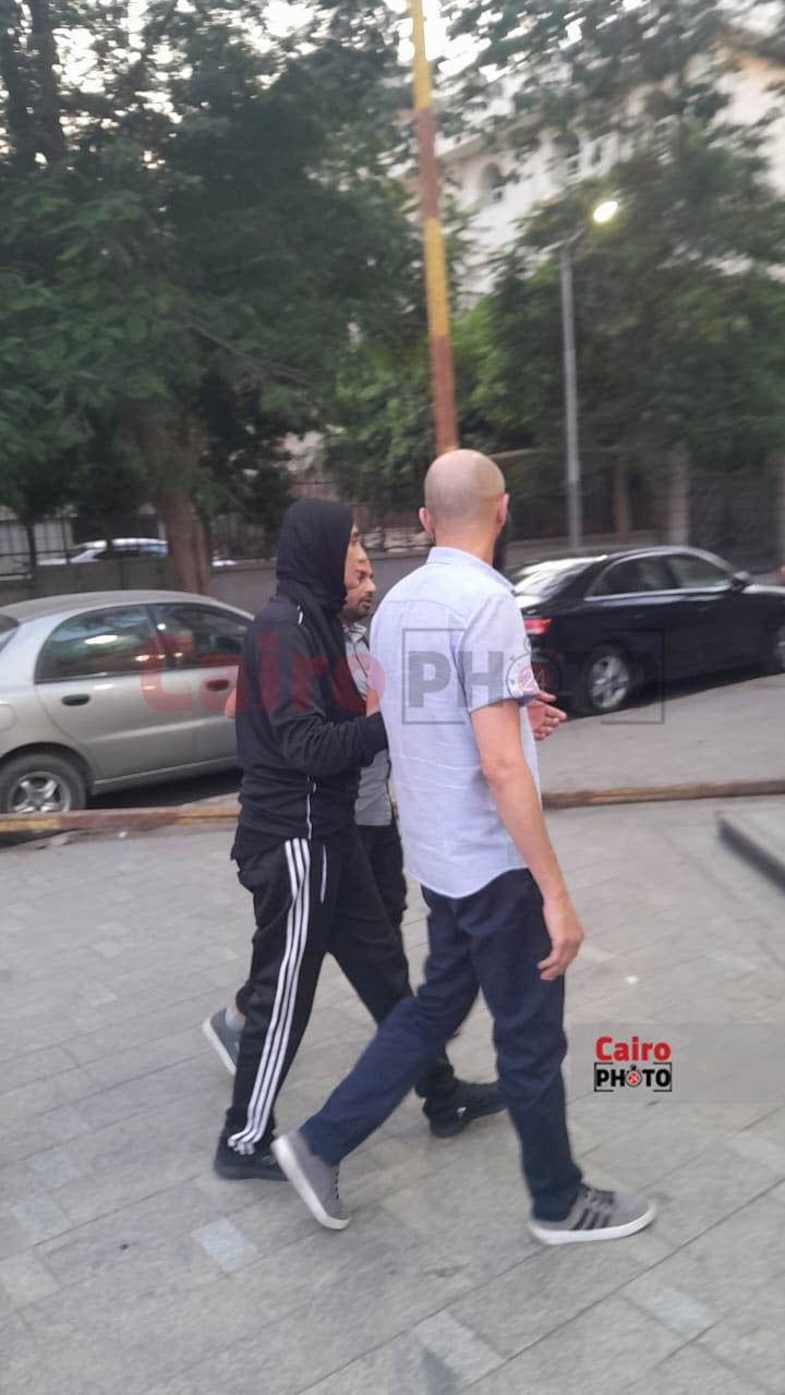 المخرجة سارة وفيق تتلقى واجب العزاء في والدتها بمسجد عمر مكرم