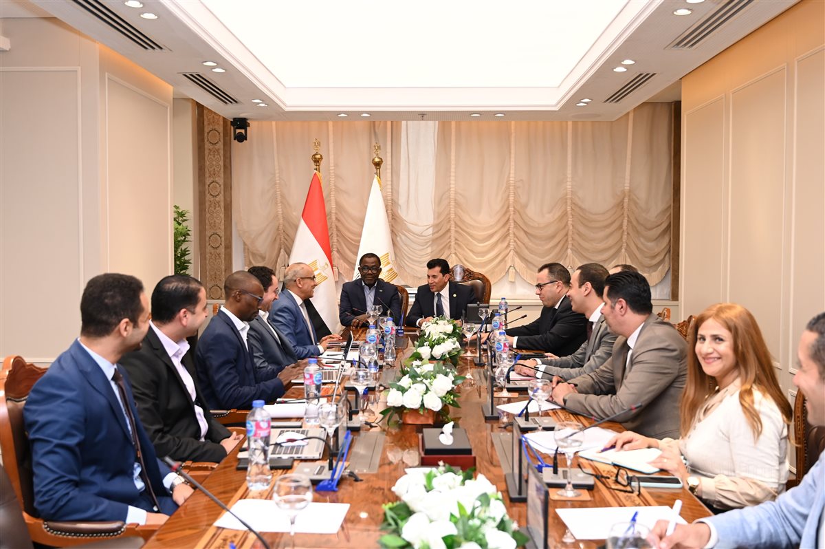 وزير الرياضة يلتقي الأمين العام للكاف لمتابعة مستجدات نقل المقر الجديد إلى العاصمة الإدارية<br>&nbsp;