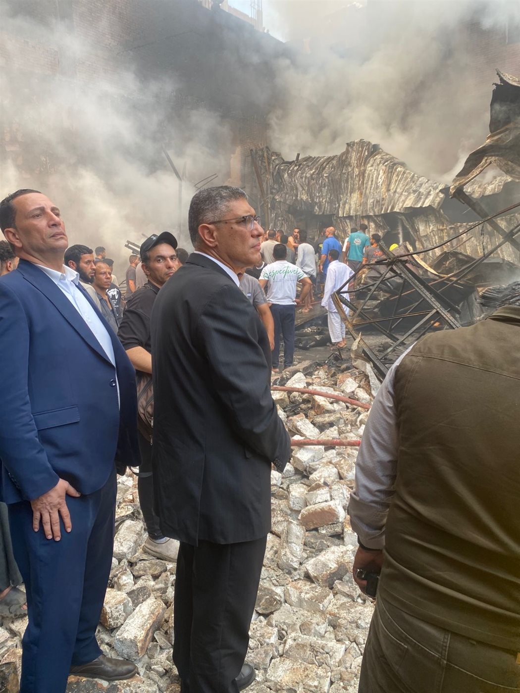 محافظ الجيزة من مكان &nbsp;حريق مخزن الدهانات بالبراجيل