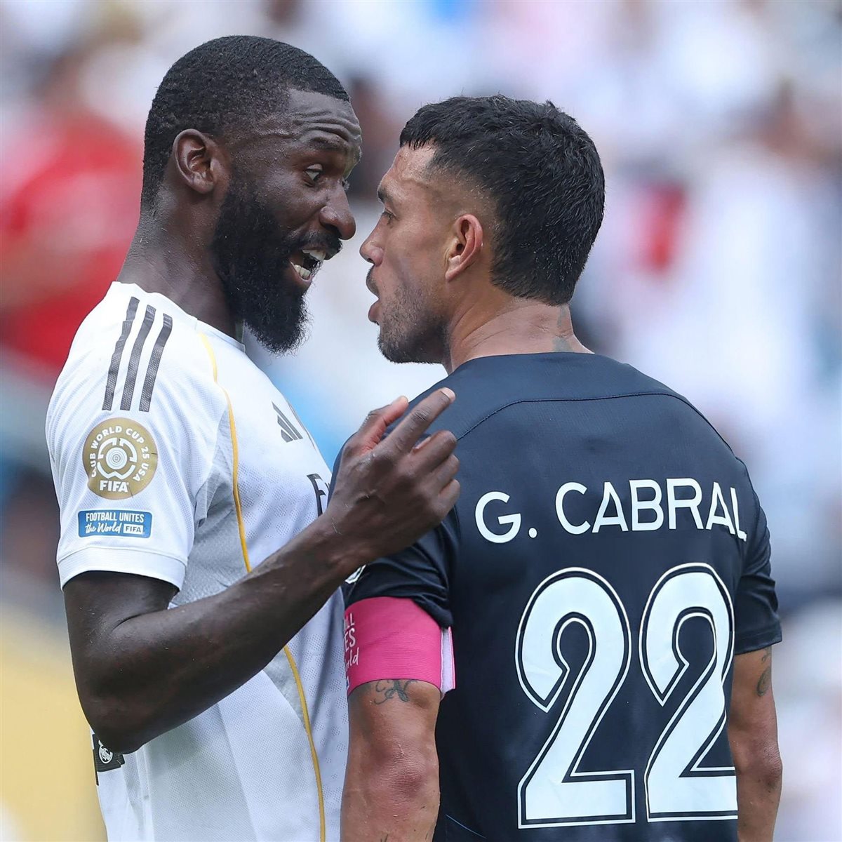 فيفا يفتح تحقيقًا مع لاعب باتشوكا بسبب روديجر مدافع ريال مدريد