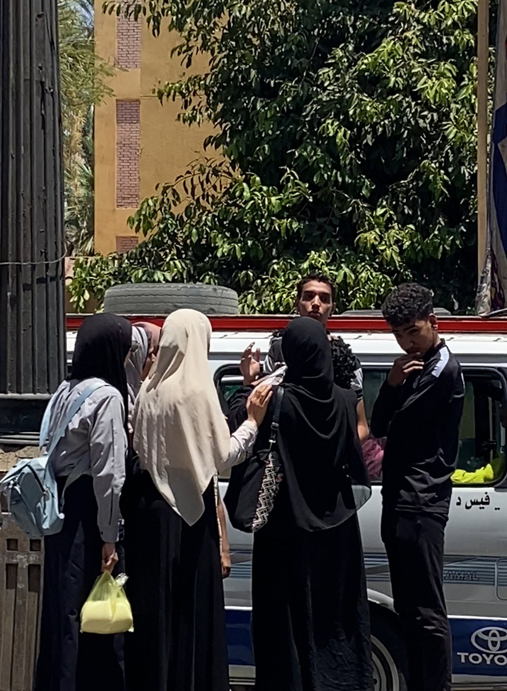 طالب ثانوي يرتمى في حضن والدتة عقب خروجة من الامتحان&nbsp;