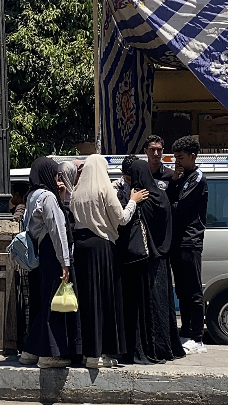 طالب ثانوي يرتمى في حضن والدتة عقب خروجة من الامتحان&nbsp;