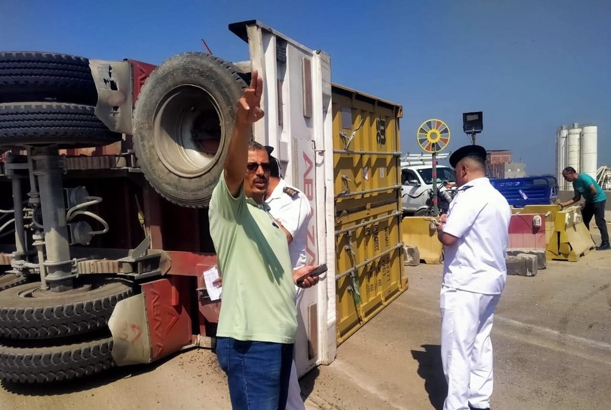انقلاب سيارة تريلا على الطريق الإقليمي بالمنوفية&nbsp;