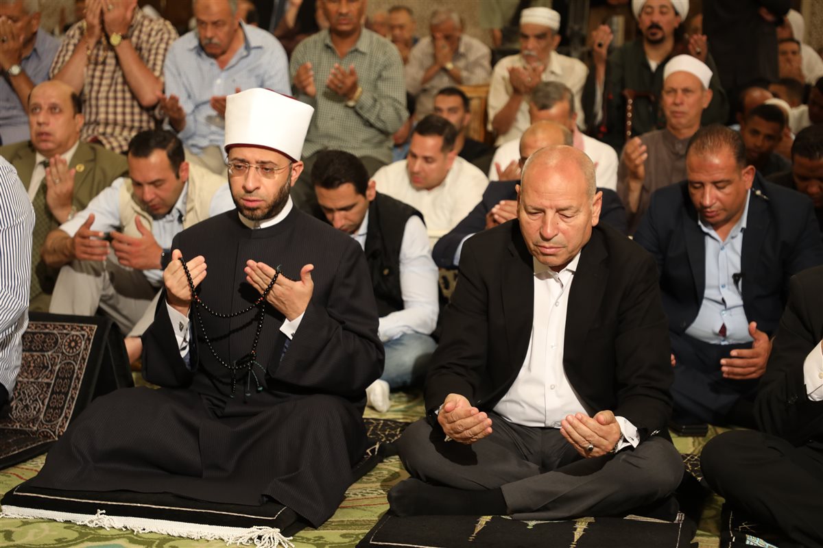ووزيرا الأوقاف والعمل محافظ القاهرة&nbsp;يؤدون الجمعة ويحتفلون بالعام الهجري بمسجد السيدة نفيسة