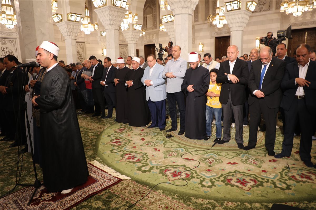 ووزيرا الأوقاف والعمل محافظ القاهرة&nbsp;يؤدون الجمعة ويحتفلون بالعام الهجري بمسجد السيدة نفيسة