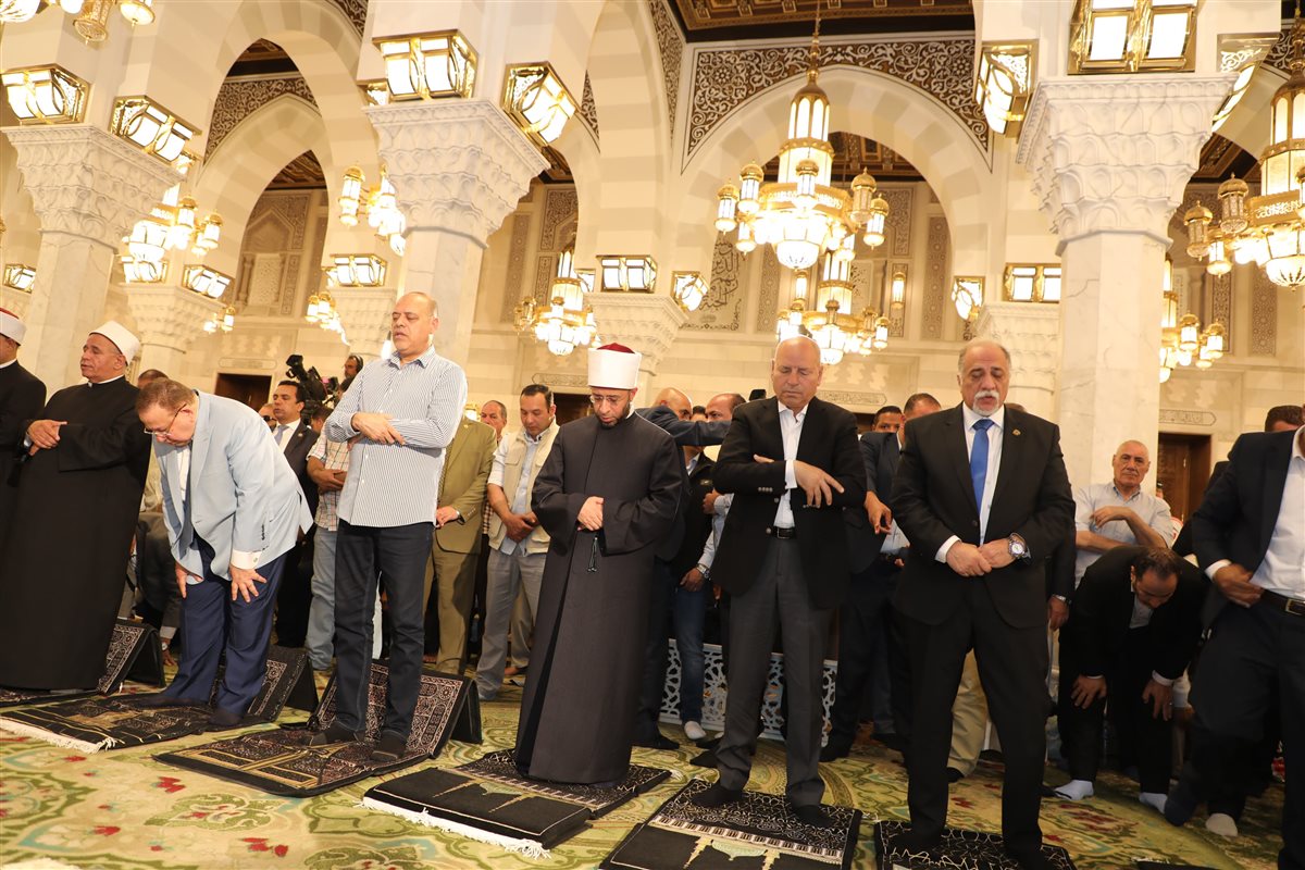ووزيرا الأوقاف والعمل محافظ القاهرة&nbsp;يؤدون الجمعة ويحتفلون بالعام الهجري بمسجد السيدة نفيسة