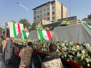 الإيرانيون يشيعون القادة والعلماء النوويين