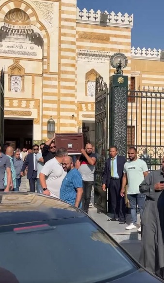 ظهور مؤثر لـ هشام إسماعيل في جنازة والدته |صور&nbsp;