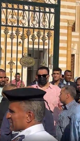 ظهور مؤثر لـ هشام إسماعيل في جنازة والدته |صور&nbsp;