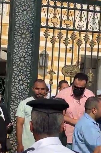 ظهور مؤثر لـ هشام إسماعيل في جنازة والدته |صور&nbsp;
