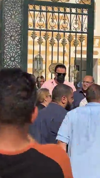 ظهور مؤثر لـ هشام إسماعيل في جنازة والدته |صور&nbsp;