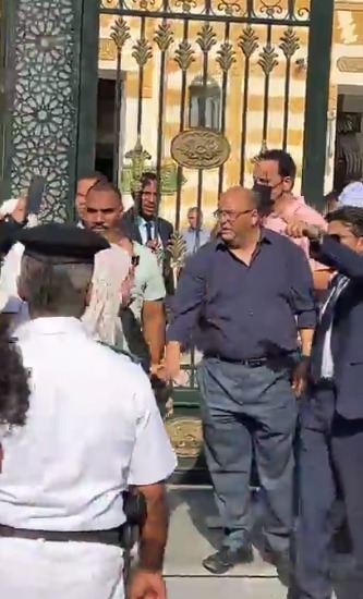 ظهور مؤثر لـ هشام إسماعيل في جنازة والدته |صور&nbsp;