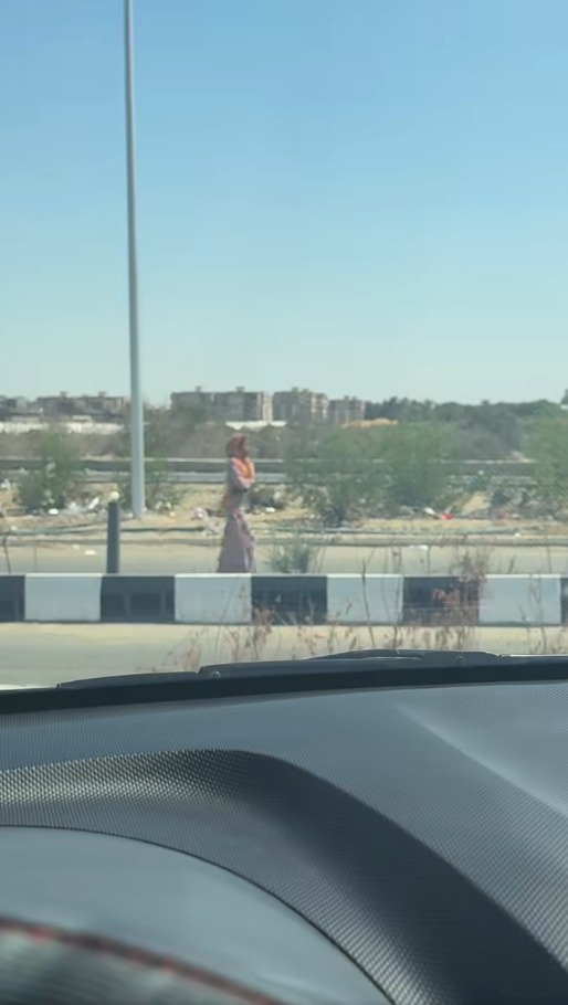الفتاة بعد تعدي العامل عليها بالضرب&nbsp;