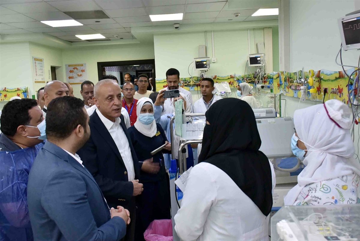 محافظ الأقصر بمستشفى طيبة بإسنا&nbsp;