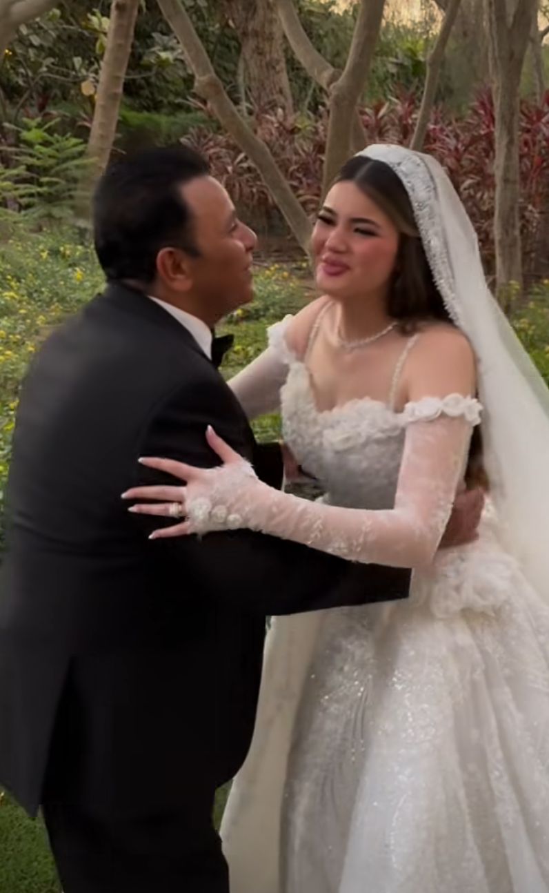 بالأحضان.. لحظات مؤثرة &nbsp;لـ محمد فؤاد من حفل زفاف ابنته
