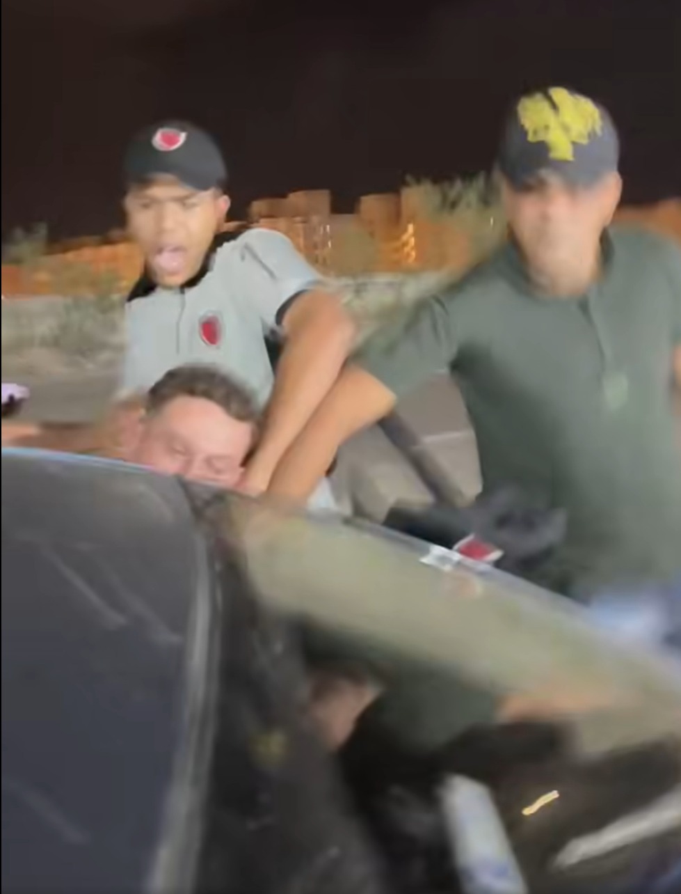 طبيب يتهم أفراد أمن قرية سياحية في العلمين بالاعتداء عليه