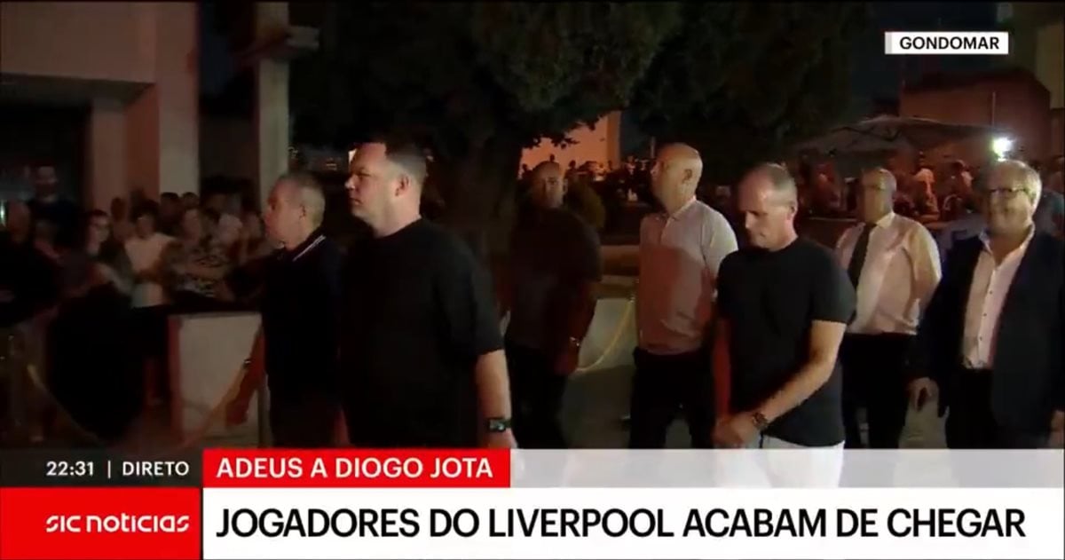 وصول لاعبي ليفربول إلى البرتغال