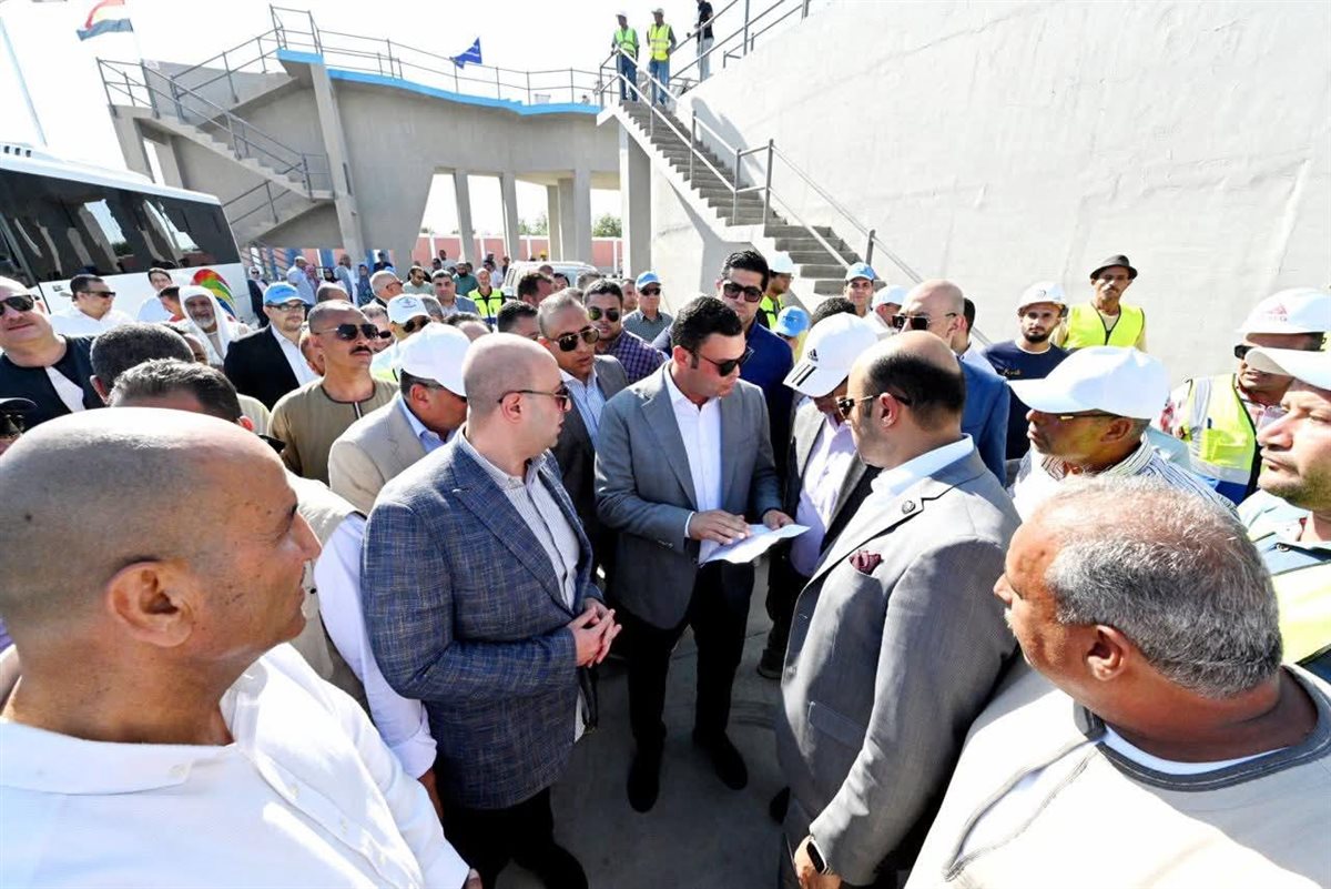وزير الإسكان ومحافظ&nbsp;بني سويف خلال جولتهم