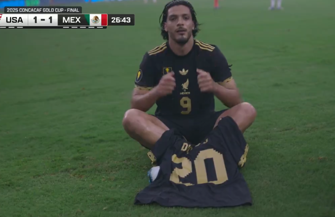 خيمينيز&nbsp;يحتفل بقميص جوتا