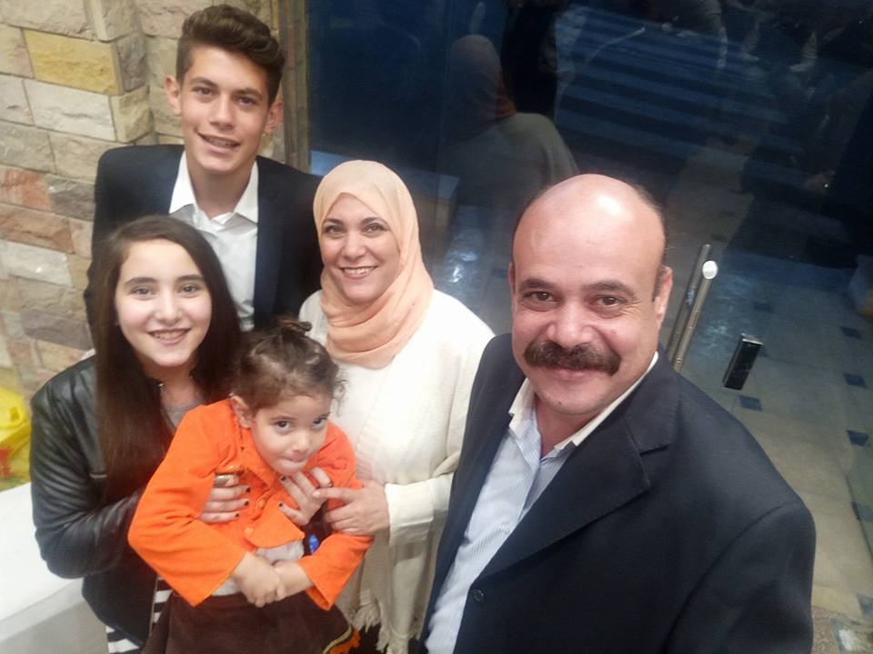 صورة تجمع الملازم أول نور امتياز مع أسرته واللواء الراحل&nbsp;