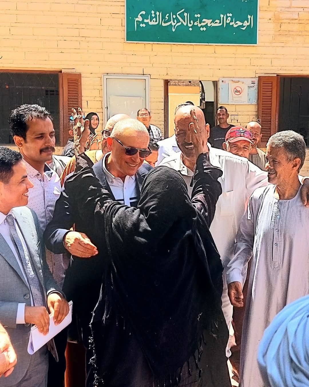 محافظ الأقصر يتوقف لسيدة مسنة بالكرنك ويلبي طلباتها&nbsp;