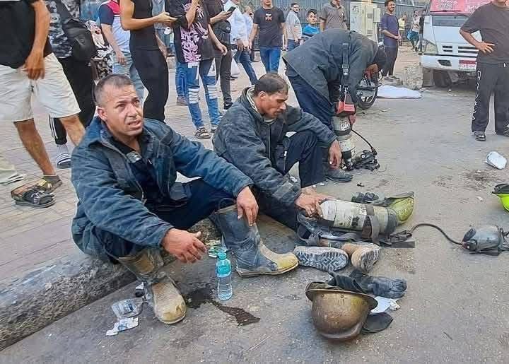 استراحة رجال الإطفاء خلال إخماد حريق سنترال رمسيس&nbsp;