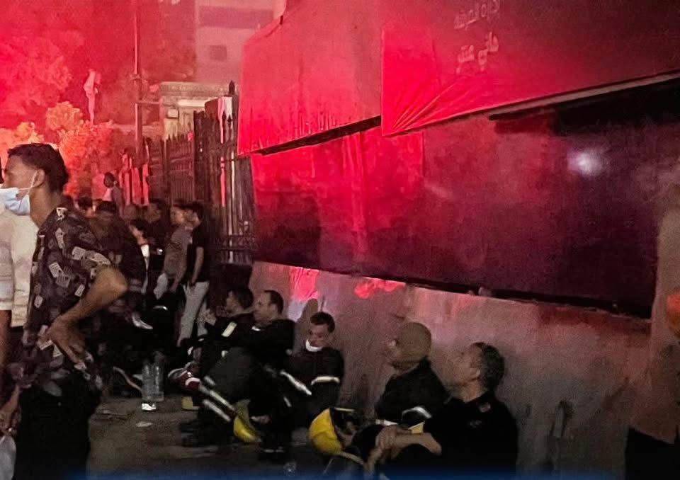استراحة رجال الإطفاء خلال إخماد حريق سنترال رمسيس&nbsp;
