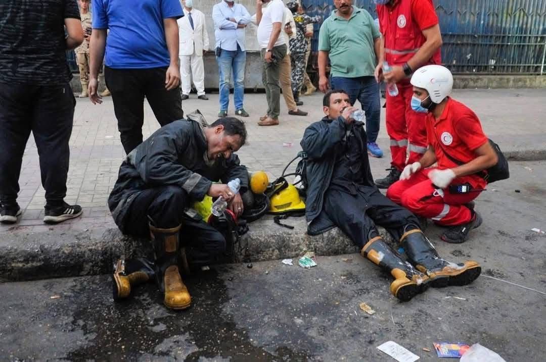استراحة رجال الإطفاء خلال إخماد حريق سنترال رمسيس&nbsp;
