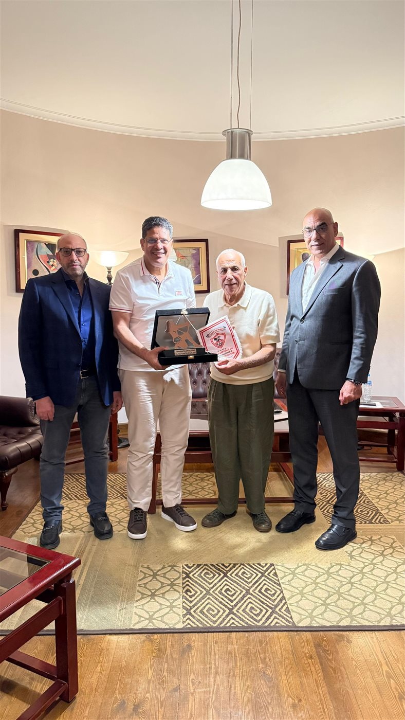 نادي الزمالك يٌكرم أيمن الرمادي ويهديه درع القلعة البيضاء&nbsp;