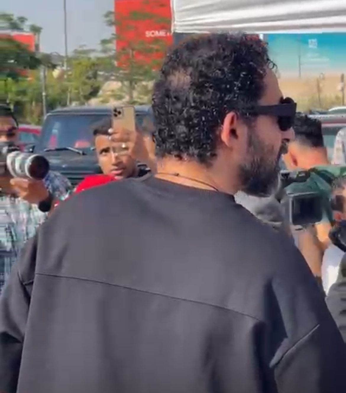 &nbsp;الصدمة تسيطر على أحمد حلمي في جنازة صديقه المخرج سامح عبد العزيز