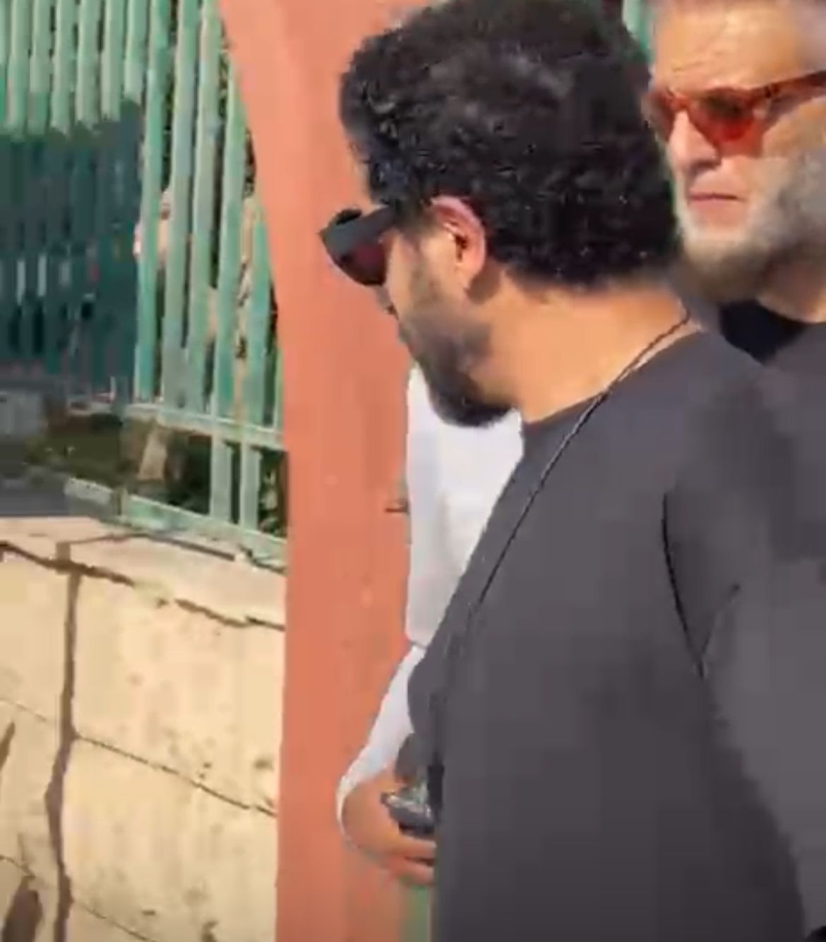 &nbsp;الصدمة تسيطر على أحمد حلمي في جنازة صديقه المخرج سامح عبد العزيز