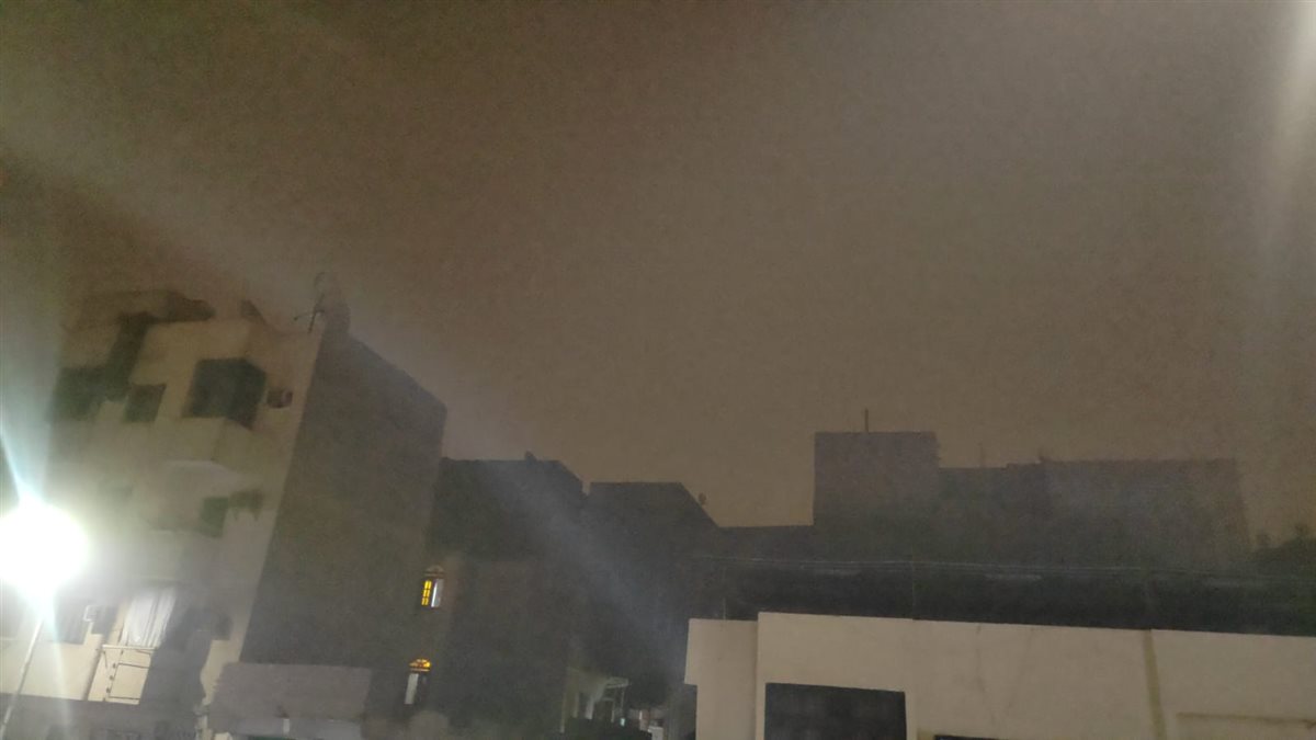 عاصفة ترابية تضرب مدينة أسوان فجرًا