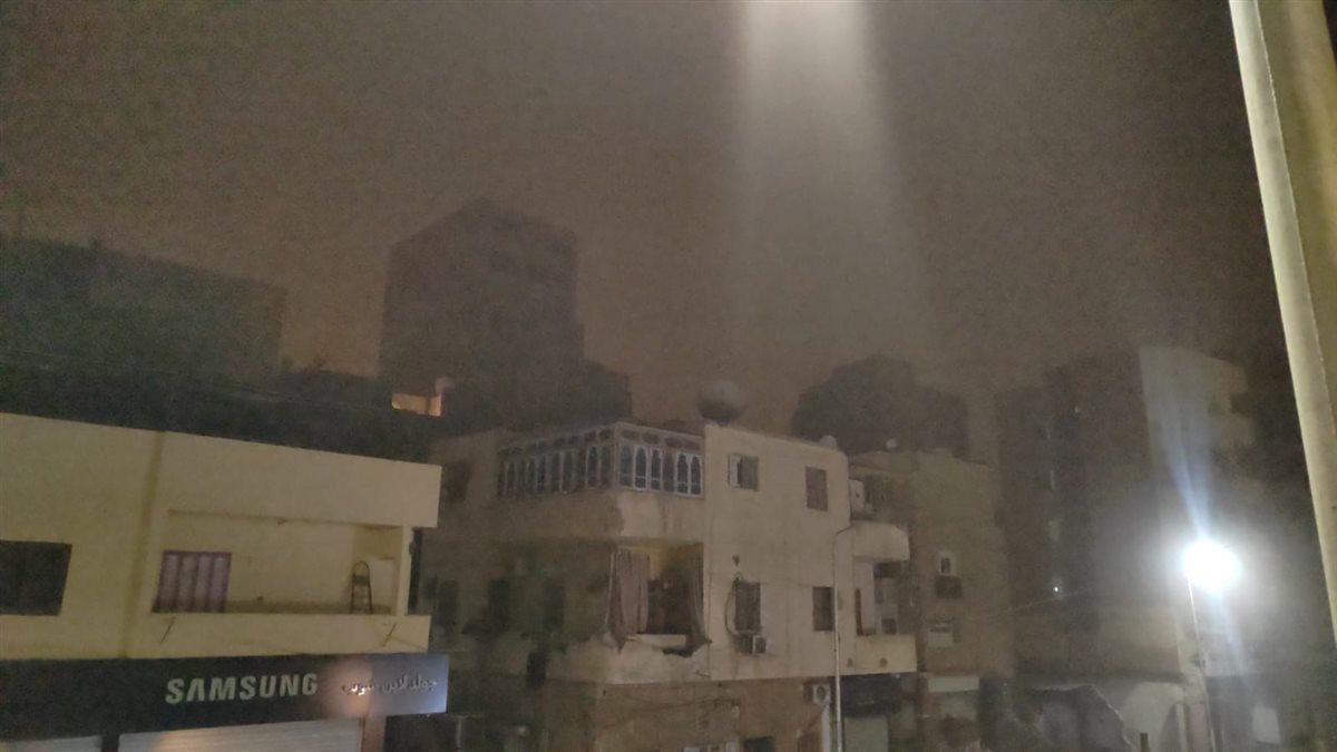 عاصفة ترابية تضرب مدينة أسوان فجرًا