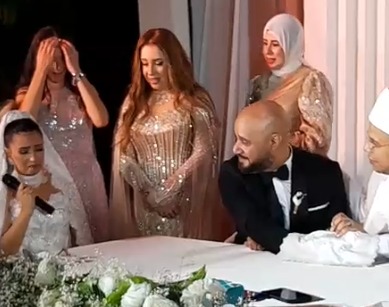 بكاء نورهان أبو بكر لحظة عقد قرانها على &nbsp;الروائي محمد صادق