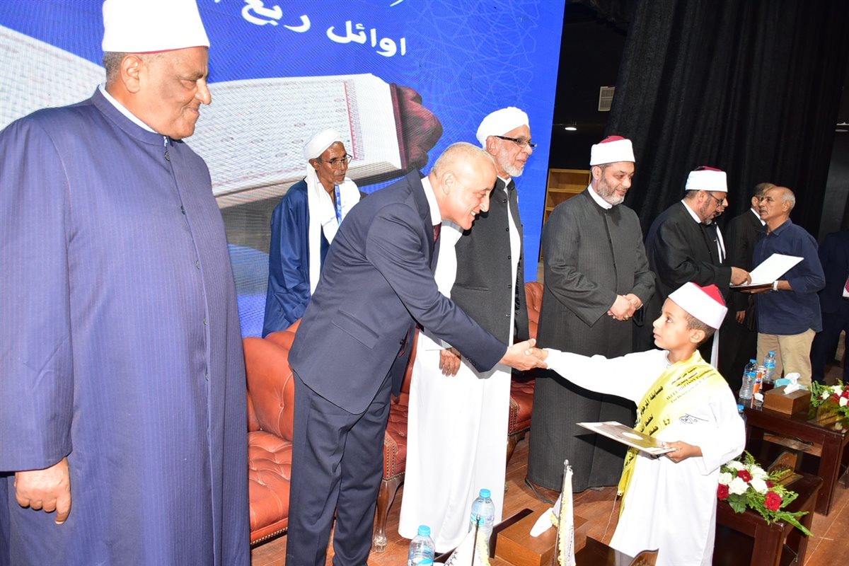 إحتفاء مؤثر بحفظة القرآن الكريم بالأقصر