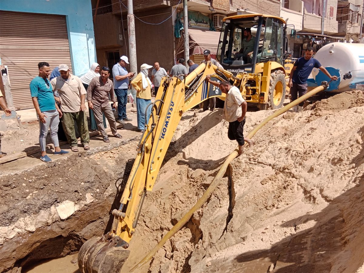 التعامل مع انفجار خط مياه رئيسي في المنوفية&nbsp;