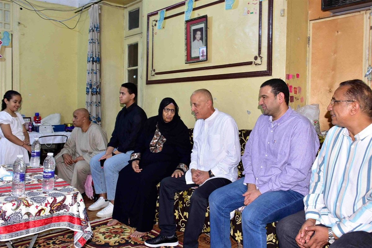 محافظ الأقصر في زيارة لمنزل مسنة&nbsp;