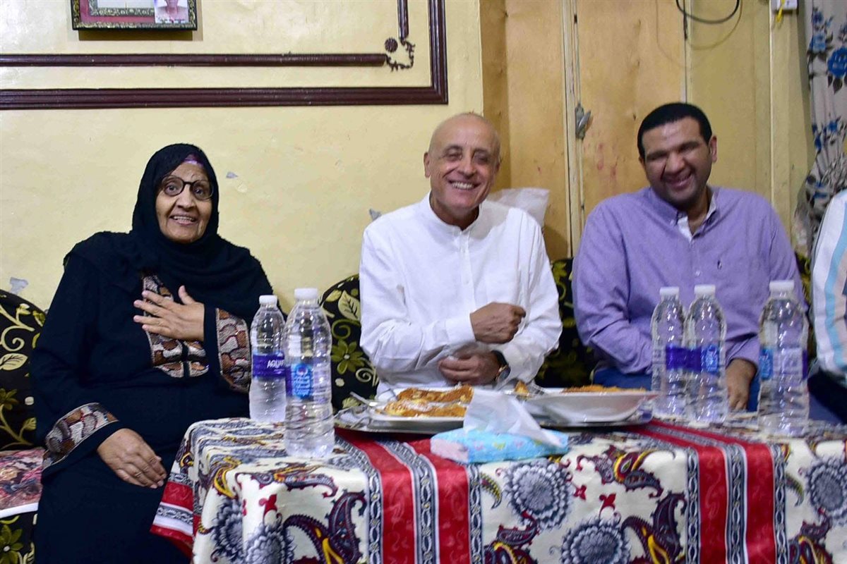 محافظ الأقصر في زيارة لمنزل مسنة&nbsp;