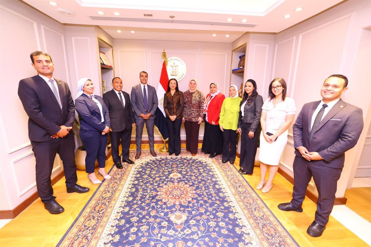 وزيرة التضامن تكرم الإدارة العامة للعلاقات العامة والمراسم بالوزارة&nbsp;