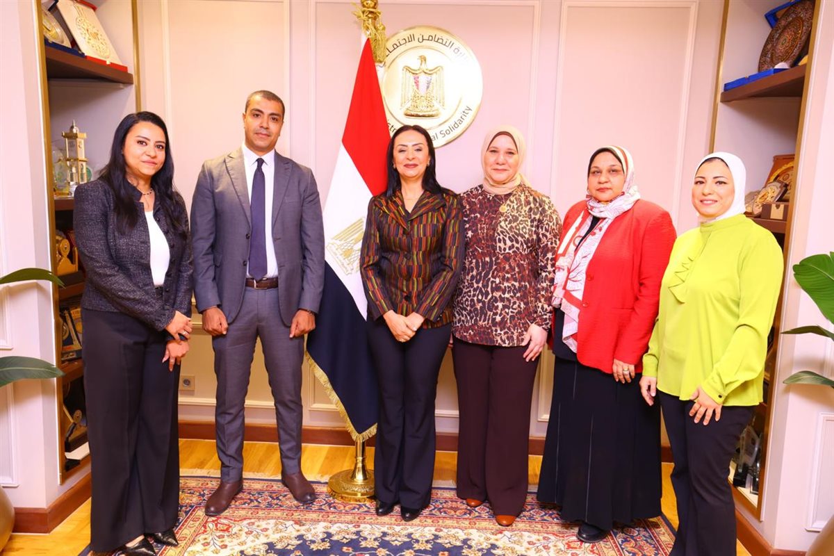 وزيرة التضامن تكرم الإدارة العامة للعلاقات العامة والمراسم بالوزارة&nbsp;