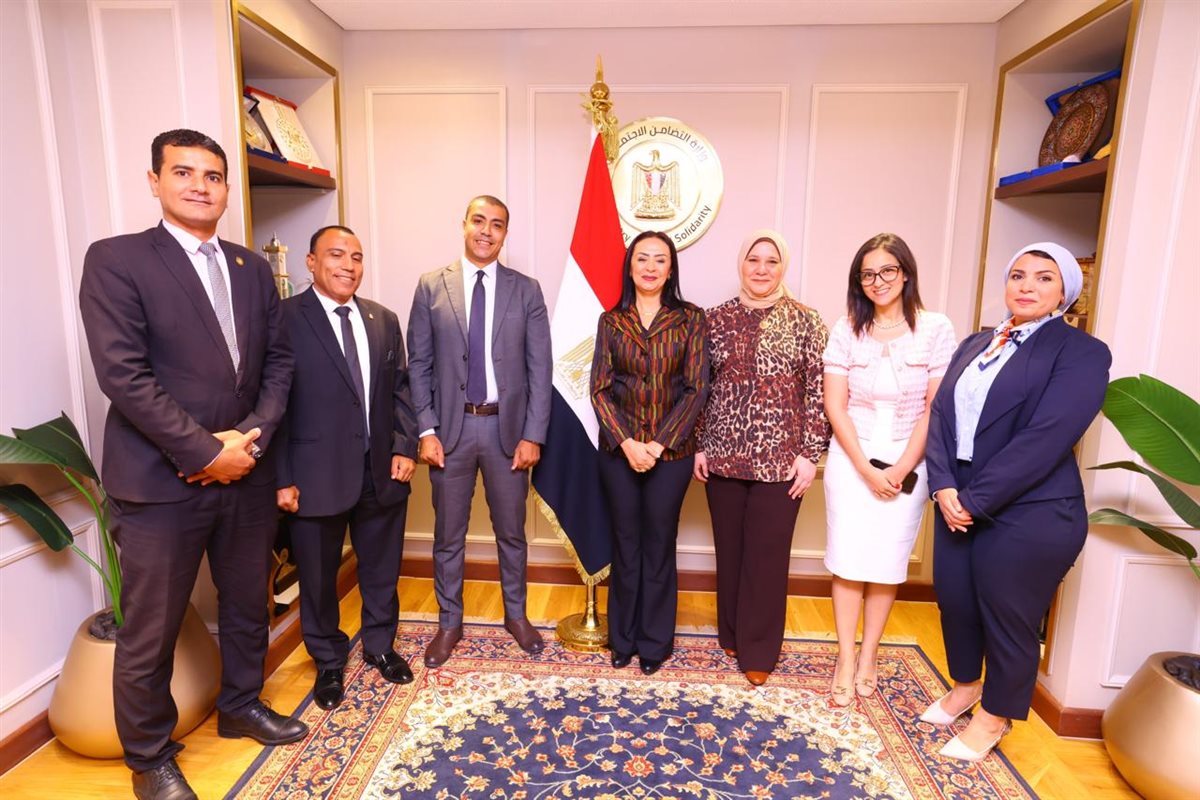 وزيرة التضامن تكرم الإدارة العامة للعلاقات العامة والمراسم بالوزارة&nbsp;