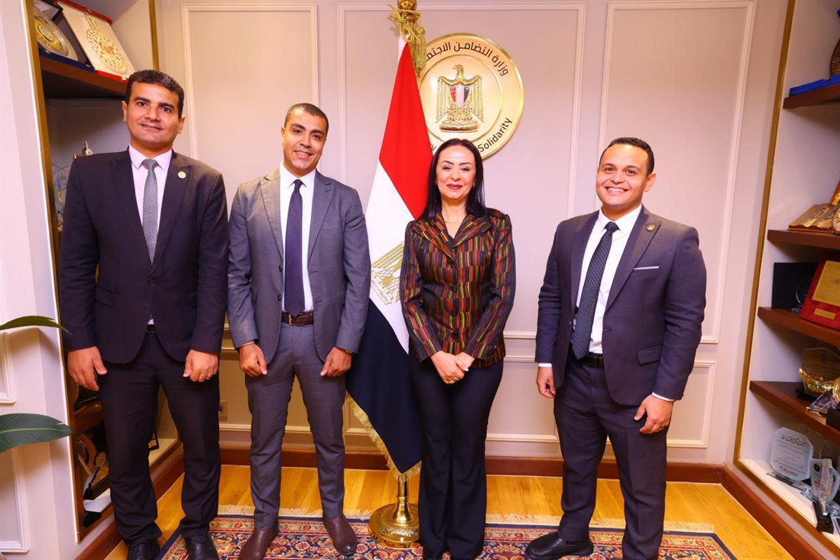 وزيرة التضامن تكرم الإدارة العامة للعلاقات العامة والمراسم بالوزارة&nbsp;
