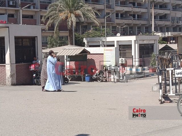 أسرة والد أطفال دلجا أمام مستشفى أسيوط الجامعي&nbsp;