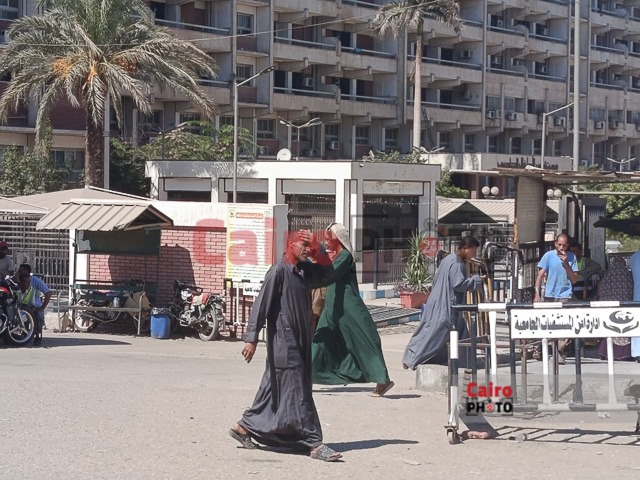 أسرة والد أطفال دلجا أمام مستشفى أسيوط الجامعي&nbsp;