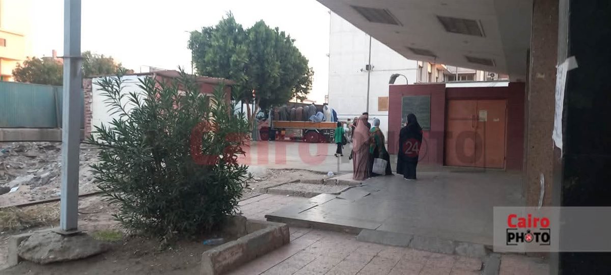 لحظة خروج جثمان والد أطفال دلجا من مستشفى أسيوط الجامعي&nbsp;