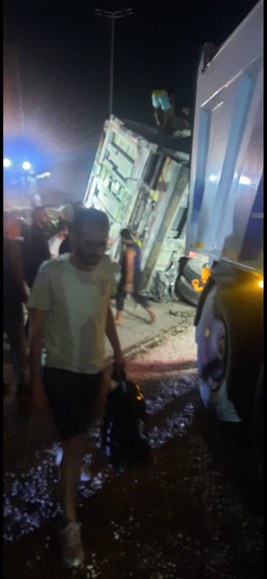 انقلاب تريلا على سيارتين ملاكي بالطريق الدائري القادم من الأوتوستراد تجاه المنيب أمام متحف الحضارة