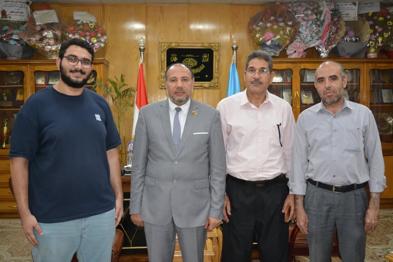 نائب رئيس جامعة الأزهر يهنئ الاتحاد المصري لطلاب الصيدلة بفوز صيدلة الأزهر بأسيوط باستضافة المؤتمر السنوي الثلاثين للاتحاد<br>&nbsp;