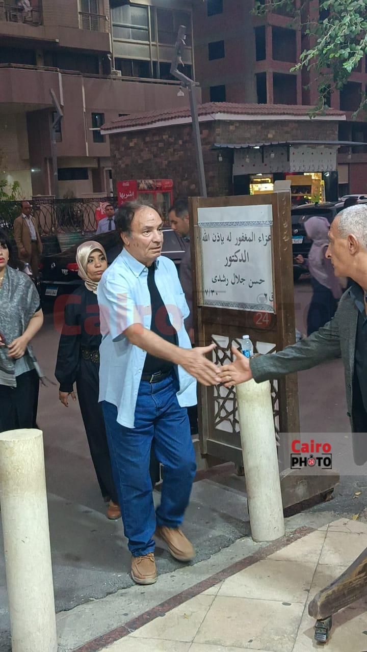 حمدي الوزير يقدم واجب العزاء في شقيق خالد جلال بمسجد الحمادية الشاذلية
