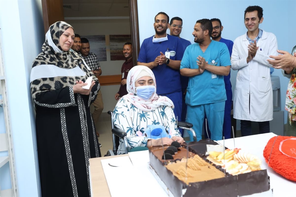 بتورتة طفلة من متحدى السرطان تحتفل بعيد ميلادها&nbsp;