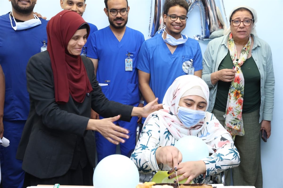 بتورتة طفلة من متحدى السرطان تحتفل بعيد ميلادها&nbsp;
